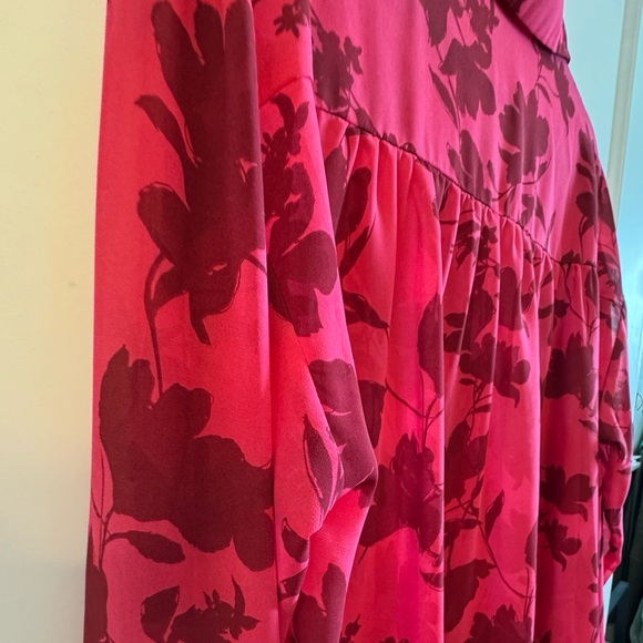 Lumiere Tops Floral Raspberry Color Button Up Blouse (M) - Picture 10 of 10